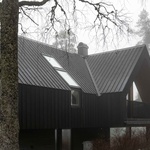 Architektura se spíše než o nějakou prostorovou dominanci snaží terénu přizpůsobit, respektuje základové zdi předchozího obydlí a zachovává velkou část vegetace a skalních výchozů lokality. Foto: Finn Ståle Felberg Architektura se spíše než o nějakou prostorovou dominanci snaží terénu přizpůsobit, respektuje základové zdi předchozího obydlí a zachovává velkou část vegetace a skalních výchozů lokality. Foto: Finn Ståle Felberg