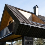 Druhé patro je zapuštěno do střešního objemu, čímž se minimalizuje výška a zlepšuje vizuální integrace. Foto: Finn Ståle Felberg Druhé patro je zapuštěno do střešního objemu, čímž se minimalizuje výška a zlepšuje vizuální integrace. Foto: Finn Ståle Felberg