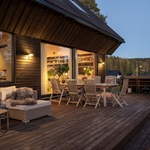 Hranice mezi exteriérem a interiérem se tu výrazně zjemňují. Dělení mezi interiérem a exteriérem se rozpouští prosklenými otvory, dřevěnými podlahami přecházejícími v terasy. Foto: Finn Ståle Felberg Hranice mezi exteriérem a interiérem se tu výrazně zjemňují. Dělení mezi interiérem a exteriérem se rozpouští prosklenými otvory, dřevěnými podlahami přecházejícími v terasy. Foto: Finn Ståle Felberg