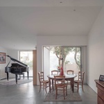 Světlo, soukromí a zahrada: Atelier Ose mění skromný dům v otevřený domov. Foto: Vladimir Jamet