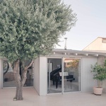 Světlo, soukromí a zahrada: Atelier Ose mění skromný dům v otevřený domov. Foto: Vladimir Jamet