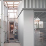 Světlo, soukromí a zahrada: Atelier Ose mění skromný dům v otevřený domov. Foto: Vladimir Jamet