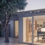 Světlo, soukromí a zahrada: Atelier Ose mění skromný dům v otevřený domov. Foto: Vladimir Jamet