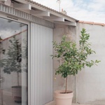 Světlo, soukromí a zahrada: Atelier Ose mění skromný dům v otevřený domov. Foto: Vladimir Jamet