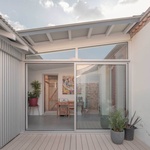 Světlo, soukromí a zahrada: Atelier Ose mění skromný dům v otevřený domov. Foto: Vladimir Jamet