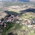 Na vrcholu kopce s výhledem na Krasovou plošinu leží vesnice Avber, těsně semknuté sídlo formované kamenem, větrem a časem. Zde byla citlivě revitalizována usedlost pro australského klienta, jehož rodinné kořeny sahají právě do této obce. Foto: J. Martinic Na vrcholu kopce s výhledem na Krasovou plošinu leží vesnice Avber, těsně semknuté sídlo formované kamenem, větrem a časem. Zde byla citlivě revitalizována usedlost pro australského klienta, jehož rodinné kořeny sahají právě do této obce. Foto: J. Martinic