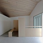 Interiéry jsou reorganizovány tak, aby do nich vstupovalo více světla a prostoru, přičemž komfort je vyvážen původní hmotností konstrukcí. Foto: J. Martinic Interiéry jsou reorganizovány tak, aby do nich vstupovalo více světla a prostoru, přičemž komfort je vyvážen původní hmotností konstrukcí. Foto: J. Martinic