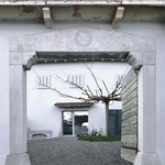 V prostředí poznamenaném prudkými zimními větry, zvanými burja, mrazivými zimami a tíhou kamene, se tu znovu obnovila stará paměť komunitního života. Foto: J. Martinic V prostředí poznamenaném prudkými zimními větry, zvanými burja, mrazivými zimami a tíhou kamene, se tu znovu obnovila stará paměť komunitního života. Foto: J. Martinic