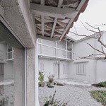 Kolem něj se rozvíjejí tři části usedlosti: dvoupodlažní obytný dům, stáj a hospodářská budova pro zvířata a skladování. Toto kompaktní uspořádání odráží hustotu tradičních krasových vesnic, kde uzavřenost znamenala ochranu i identitu. Foto: J. Martinic Kolem něj se rozvíjejí tři části usedlosti: dvoupodlažní obytný dům, stáj a hospodářská budova pro zvířata a skladování. Toto kompaktní uspořádání odráží hustotu tradičních krasových vesnic, kde uzavřenost znamenala ochranu i identitu. Foto: J. Martinic