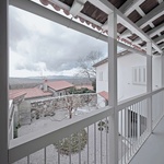 Život v domě v Avberu se odehrává mezi přiznanými kamennými zdmi a nově definovanými prostory. Rekonstrukce zdůrazňuje materiálovou autenticitu usedlosti, hrubé stěny zůstávají viditelné a nesou stopy času. Foto: J. Martinic Život v domě v Avberu se odehrává mezi přiznanými kamennými zdmi a nově definovanými prostory. Rekonstrukce zdůrazňuje materiálovou autenticitu usedlosti, hrubé stěny zůstávají viditelné a nesou stopy času. Foto: J. Martinic