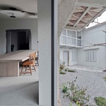 Původní zemědělské prvky získávají nové využití, kravský žlab se mění v policový systém a výklenky slouží jako úložné prostory. Dvůr, kdysi čistě utilitární, se proměňuje v chráněný venkovní obývací pokoj. Foto: J. Martinic Původní zemědělské prvky získávají nové využití, kravský žlab se mění v policový systém a výklenky slouží jako úložné prostory. Dvůr, kdysi čistě utilitární, se proměňuje v chráněný venkovní obývací pokoj. Foto: J. Martinic