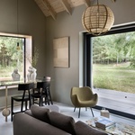 Bydlení pro muže, který sázel stromy. Polský lesní dům korunuje čtvrtstoletí krásné práce Bydlení pro muže, který sázel stromy. Polský lesní dům korunuje čtvrtstoletí krásné práce