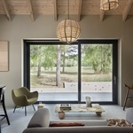 Bydlení pro muže, který sázel stromy. Polský lesní dům korunuje čtvrtstoletí krásné práce Bydlení pro muže, který sázel stromy. Polský lesní dům korunuje čtvrtstoletí krásné práce