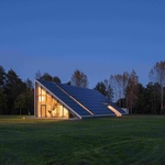 Díky vysoce kvalitním inženýrským řešením a dostatku přirozeného světla se tato zóna může okamžitě proměnit: během dne může sloužit jako pracovní prostor nebo dílna. Foto: Lukas Mykolaitis Díky vysoce kvalitním inženýrským řešením a dostatku přirozeného světla se tato zóna může okamžitě proměnit: během dne může sloužit jako pracovní prostor nebo dílna. Foto: Lukas Mykolaitis