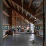 Útulnost, neobvyklá pro zemědělské budovy, je vytvořena volbou materiálů. Architekti se záměrně vyhýbají „levným“ řešením povrchové úpravy. Foto: Lukas Mykolaitis Útulnost, neobvyklá pro zemědělské budovy, je vytvořena volbou materiálů. Architekti se záměrně vyhýbají „levným“ řešením povrchové úpravy. Foto: Lukas Mykolaitis