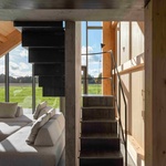 Není to spaní na slámě ve stodole. I když stodola to opravdu pořád je. Vaši postel od rozmontovaného traktoru, kterému někdo čití filtry a svíčky, dělí jednotky metrů. Foto: Lukas Mykolaitis Není to spaní na slámě ve stodole. I když stodola to opravdu pořád je. Vaši postel od rozmontovaného traktoru, kterému někdo čití filtry a svíčky, dělí jednotky metrů. Foto: Lukas Mykolaitis