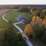 Lidé jsou uvyklí, že když uvidí něco tvaru stodoly, čekají, že to bude stodola. Když slyšíte kopyta, bude to spíš kůň, než zebra. Jenže to tady úplně tak neplatí. I když tato stavba odpovídá dispozičně řešení Jauja, tradiční stodoly, není jí. Foto: Lukas Mykolaitis Lidé jsou uvyklí, že když uvidí něco tvaru stodoly, čekají, že to bude stodola. Když slyšíte kopyta, bude to spíš kůň, než zebra. Jenže to tady úplně tak neplatí. I když tato stavba odpovídá dispozičně řešení Jauja, tradiční stodoly, není jí. Foto: Lukas Mykolaitis