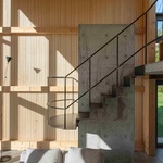 Pevný, odolný, nenáročný na údržbu, chránící její vnitřní, mnohostranný život. Sklon střechy 35 stupňů nejen vytváří dynamickou siluetu, ale je také připraven na energetickou nezávislost, skrze solární energie. Foto: Lukas Mykolaitis Pevný, odolný, nenáročný na údržbu, chránící její vnitřní, mnohostranný život. Sklon střechy 35 stupňů nejen vytváří dynamickou siluetu, ale je také připraven na energetickou nezávislost, skrze solární energie. Foto: Lukas Mykolaitis