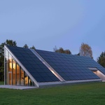 Současná architektura stále více stírá hranice mezi funkcemi. Proč nemůže být budova určená pro zemědělské stroje esteticky příjemná? Proč se sklad nemůže stát útulným útočištěm pro hosty? Foto: Lukas Mykolaitis Současná architektura stále více stírá hranice mezi funkcemi. Proč nemůže být budova určená pro zemědělské stroje esteticky příjemná? Proč se sklad nemůže stát útulným útočištěm pro hosty? Foto: Lukas Mykolaitis