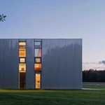 Jauja z Utriai je zkrátka hybridní model. Je to „budova jiného (hospodářského) účelu – stodola (jauja)“. Multifunkční prostor, kde se praktická každodenní užitečnost setkává s nečekaným komfortem. Foto: Lukas Mykolaitis Jauja z Utriai je zkrátka hybridní model. Je to „budova jiného (hospodářského) účelu – stodola (jauja)“. Multifunkční prostor, kde se praktická každodenní užitečnost setkává s nečekaným komfortem. Foto: Lukas Mykolaitis