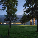 Hlavním architektonickým kódem tohoto projektu je flexibilita. Půdorysná struktura je jasně rozdělena do dvou zón, které, ačkoli pod jednou střechou, slouží různým, vlastně naprosto odlišným scénářům. Foto: Lukas Mykolaitis Hlavním architektonickým kódem tohoto projektu je flexibilita. Půdorysná struktura je jasně rozdělena do dvou zón, které, ačkoli pod jednou střechou, slouží různým, vlastně naprosto odlišným scénářům. Foto: Lukas Mykolaitis