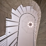 Schodiště mezi 1.NP a 1.PP. Foto: BoysPlayNice