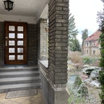 Vchod Čapkův dům. Zdroj: Ústav dějin umění AV ČR a Wikipedia/Dezidor