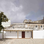 Tento projekt, nacházející se v srdci regionu Estremoz, zahrnoval reorganizaci a rekonstrukci skupiny malých domů a jejich přeměnu na šest moderních řadových domů. Foto: Carmo Oliveira