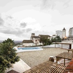 Projekt reaguje na jemnou strukturu historického místa tím, že nejde cestou radikální přestavby, ale volí citlivou reorganizaci původních objemů. Zachovává měřítko okolní zástavby a přirozeně doplňuje uliční frontu. Foto: Carmo Oliveira