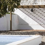 Urbanistickým jádrem projektu je společný dvůr se zahradou a bazénem, který vytváří polosoukromý vnitroblok chráněný před ruchem ulice. Foto: Carmo Oliveira