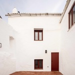 Původní soubor menších domů byl transformován do šesti samostatných řadových jednotek, které si zachovávají individuální identitu, ale zároveň fungují jako kompaktní celek. Foto: Carmo Oliveira