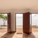 Architekti pracují s typickou alentejanskou estetikou – bíle omítnuté stěny odrážejí intenzivní jižní světlo a pomáhají regulovat přehřívání interiéru. Foto: Carmo Oliveira