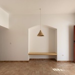 Vnitřní prostory pracují s jednoduchou materiálovou paletou. Přírodní podlahy a dřevěné prvky vytvářejí klidnou a nadčasovou atmosféru. Některé části zachovávají původní konstrukční prvky, čímž se vytváří jemný dialog mezi historií místa a současnou architekturou. Foto: Carmo Oliveira