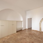 Výškové rozdíly mezi jednotlivými částmi komplexu byly využity k vytvoření zajímavých průhledů a terasových vztahů mezi domy. Foto: Carmo Oliveira