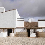 Každý dům byl pečlivě navržen tak, aby nabízel soukromý prostor s přístupem do sdílené zahrady a bazénu, čímž vytvořil společné a volnočasové prostředí, které podporuje interakci mezi obyvateli. Foto: Carmo Oliveira