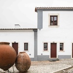 Jedním z nejvýraznějších designových prvků jsou dveře, které vynikají svou zářivou červenou barvou. Tato volba nejen dodává domům nádech modernity a charakteru, ale také evokuje tradice regionu. Foto: Carmo Oliveira