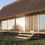 Architekti řešili &bdquo;restaurování modernistické ikony&ldquo;. Majitelé chtěli více místa, a byli svolní k tomu, aby místo rozšíření stavby došlo k vytvoření druhého objektu. Foto: Andrea Agatzke