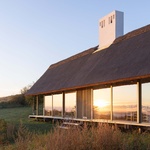 Původní došková střecha, odkrytý dřevěný rám a dřevěná okna na míru byly ve špatném stavu a ani zdaleka nesplňovaly přísné moderní dánské stavební předpisy. Foto: Andrea Agatzke