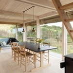 Na vnější stěny byl použit beton s označením, který odráží neošetřenou dřevěnou fasádu původního domu. Betonové panely lemují vnitřní prostory, které zahrnují pokoj pro hosty a kůlnu. Foto: Andrea Agatzke