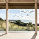 Tato chodba se otevírá do chráněného dvora mezi oběma budovami a nabízí klidný, větru chráněný venkovní prostor, který spojuje původní dům s novou přístavbou. Foto: Andrea Agatzke