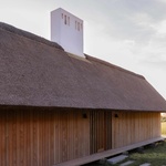 Během procesu návrhu architekti objevili Meyerův ranou skicu, návrh na nerozestavěnou, větší verzi letního domu s druhým objemem zasazeným do kopce za domem. Foto: Andrea Agatzke