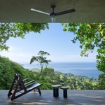 Průhled přes terasu 1.NP na Pacifik. Foto: BoysPlayNice