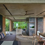 Průhled na kuchyň 1.NP. Foto: BoysPlayNice