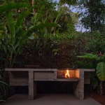 Vnější kuchyně s topeništěm. Foto: BoysPlayNice