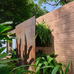 Pohled východní, detaily fasády. Foto: BoysPlayNice