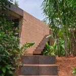 Detail fasády a cortenových schodů. Foto: BoysPlayNice