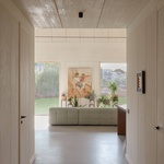 V lineárním uspořádání budovy jsou obytné prostory uspořádány tak, aby postupně přecházely ze soukromých do sdílených prostor – z malých, kompaktních místností do velkých, otevřených společných prostor. Foto: Madara Kuplā