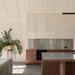 Na východní straně, u vchodu, se nacházejí ložnice a koupelny, na něž navazuje velkorysý obývací prostor na celou výšku domu, který integruje kuchyň. Foto: Madara Kuplā