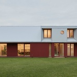 House Comet je moderním pojetím, architektonickým převyprávěním tradiční lotyšské stodoly. Návrh je silně inspirovaným okolím, protože stojí stranou ruchu, v místech, kde se setkává městský a venkovský styl. Foto: Madara Kuplā