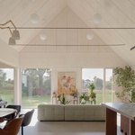 Dřevěné panely v interiéru jsou ponechány odkryté a natřeny bílou barvou pro stěny a stropy. Foto: Madara Kuplā